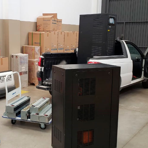 Área de expedição com equipamentos no carro